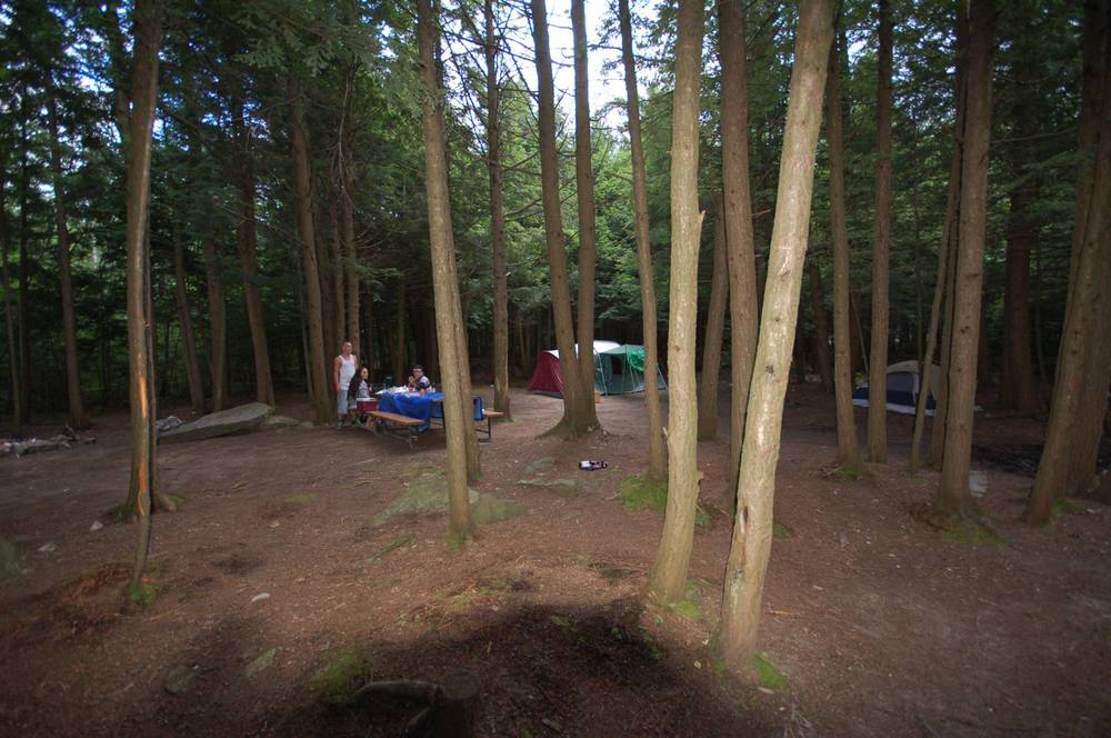 Terrain sans service — tente